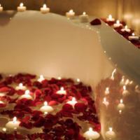 Extraordinary romance: a date in the bathroom Romantic bath